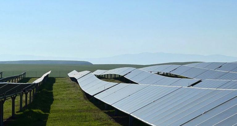 Nextracker debuts terrain-following version of Horizon solar tracker ...