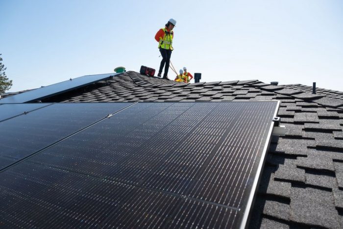 sunnova-solar-installer-on-roof