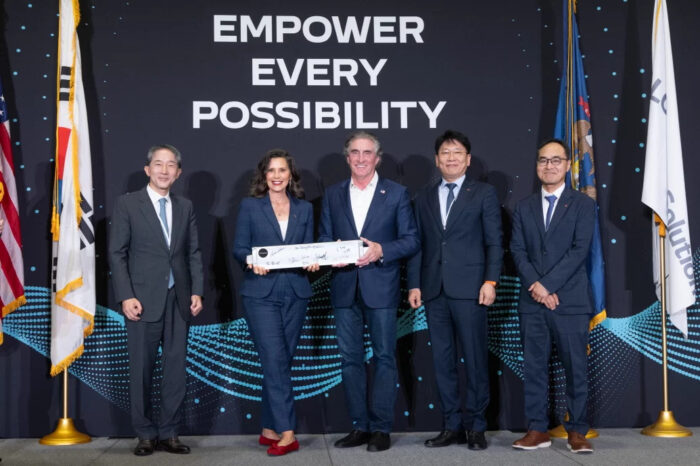 Gretchen Whitmer with LG Energy Solution officials